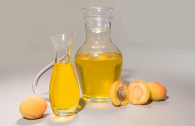 Bitter apricot kernel oil